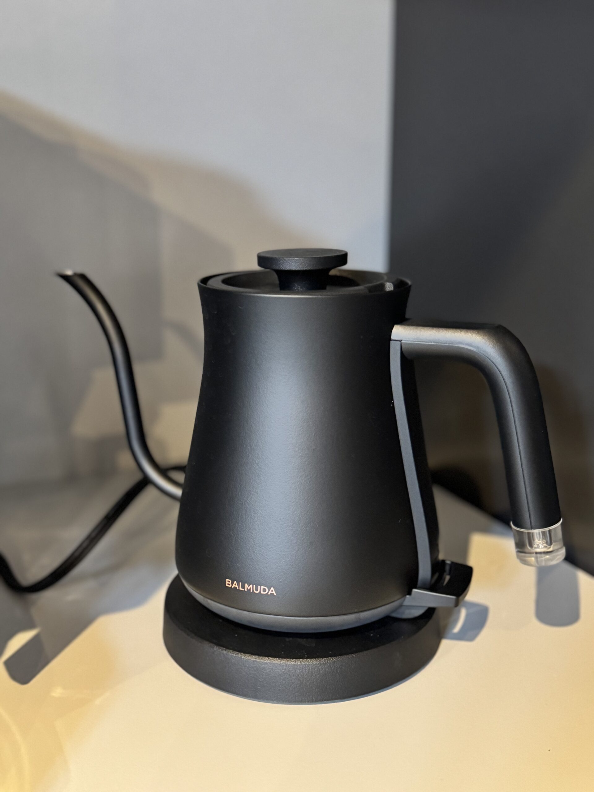 キッチンで使用している黒いBALMUDA The Pot