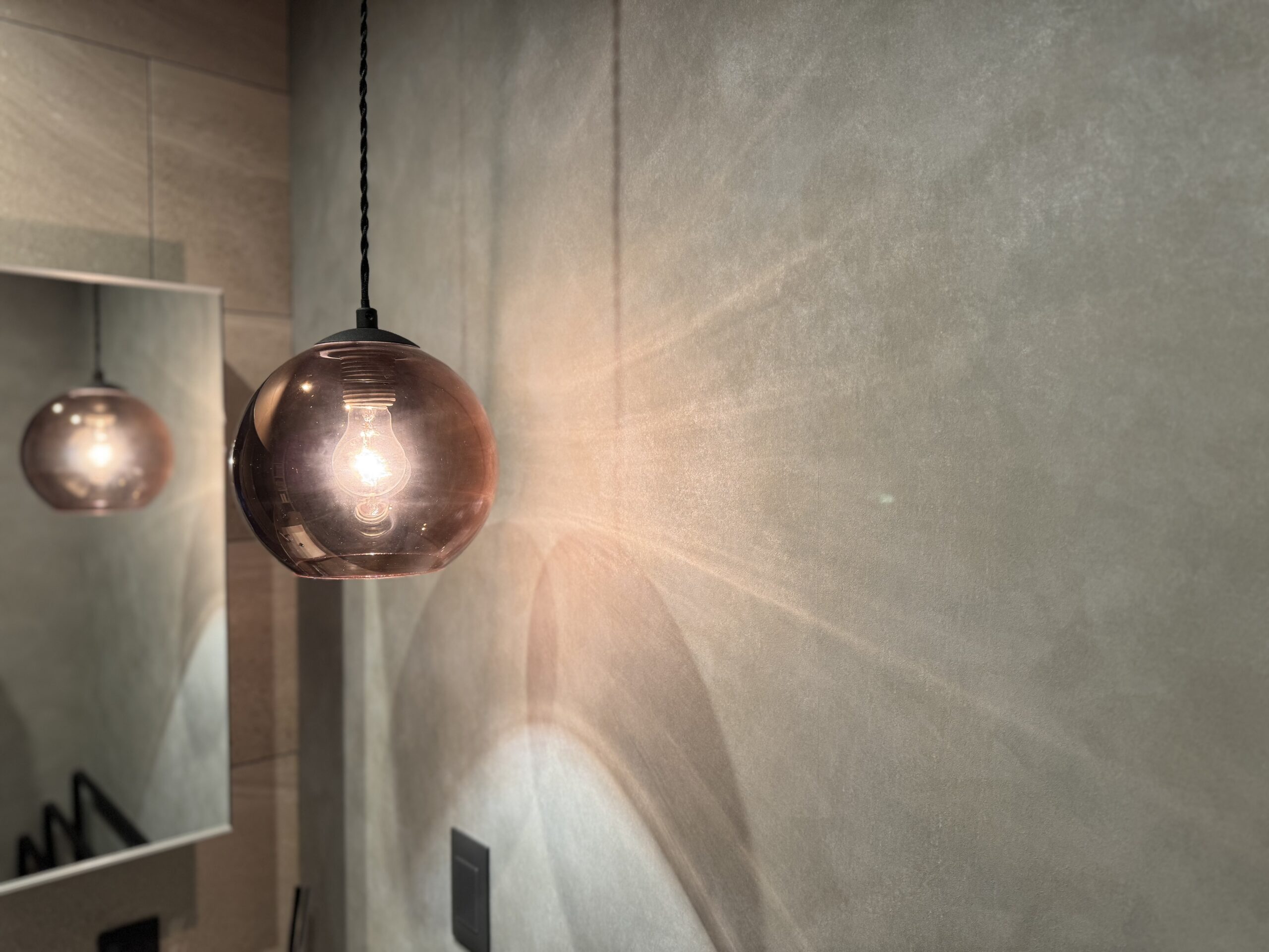 洗面に取り入れたカッパー色のHERMOSA ACE LAMP L
